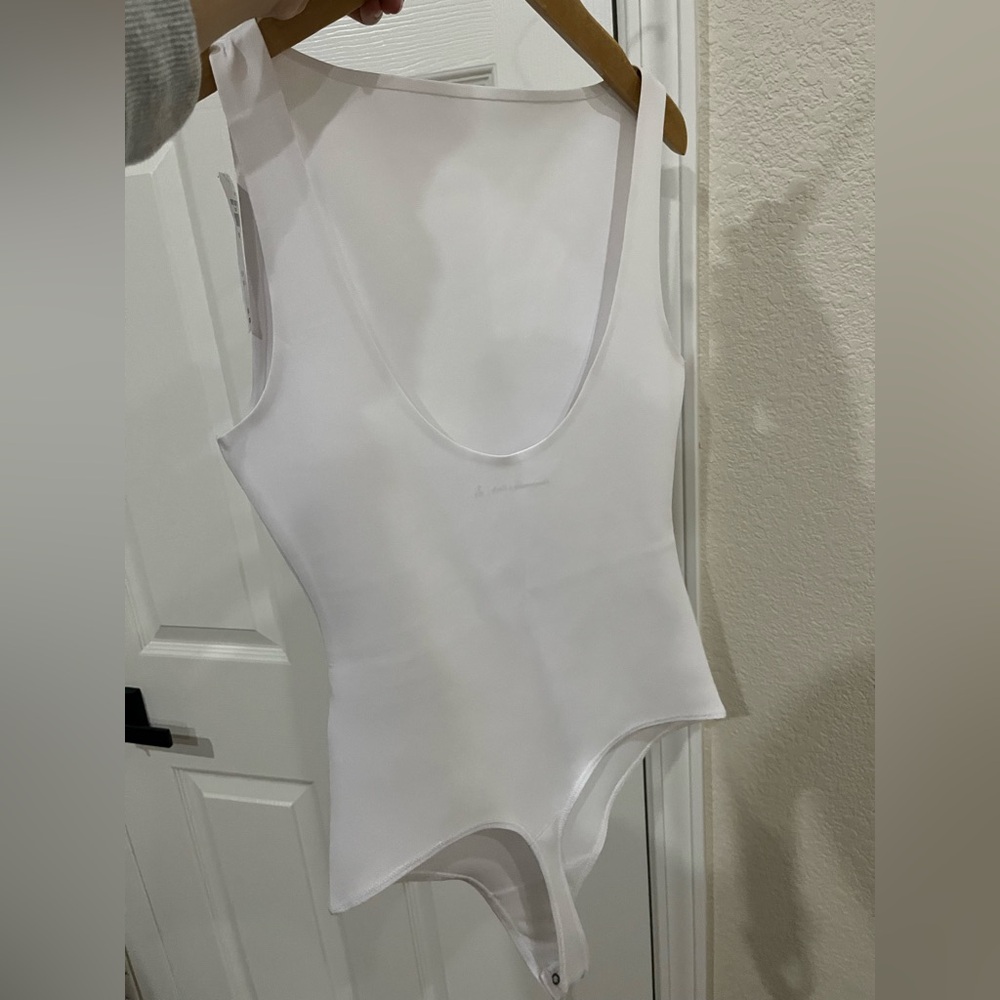Sculpt Matte Seamless Slash Scoop-Back Bodysuit - Picture 3 of 4